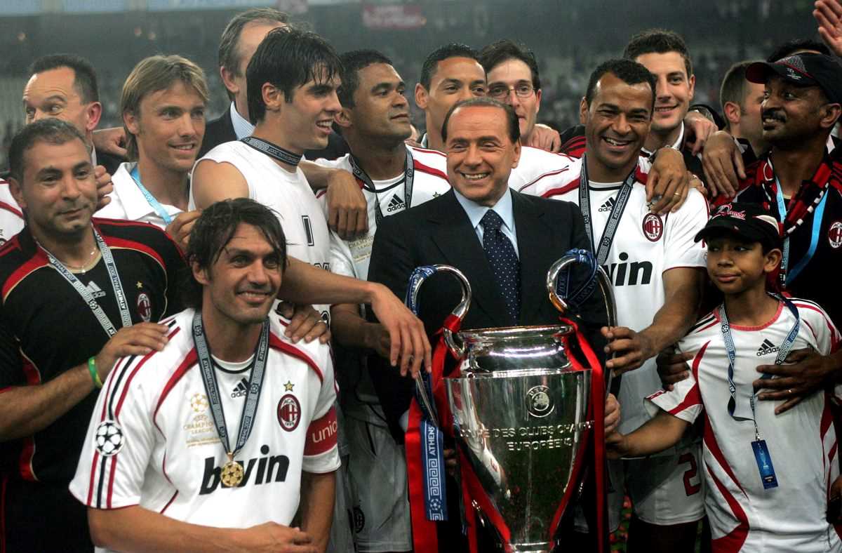 Silvio Berlusconi, presidente del AC Milán, sostiene junto a sus jugadores el trofeo de campeones el 23 de mayo de 2007. Foto: EFE