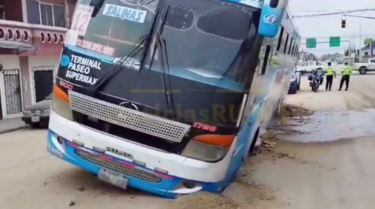 Un bus con pasajeros se hundió en una vía céntrica en Santa Elena. Foto: Cortesía