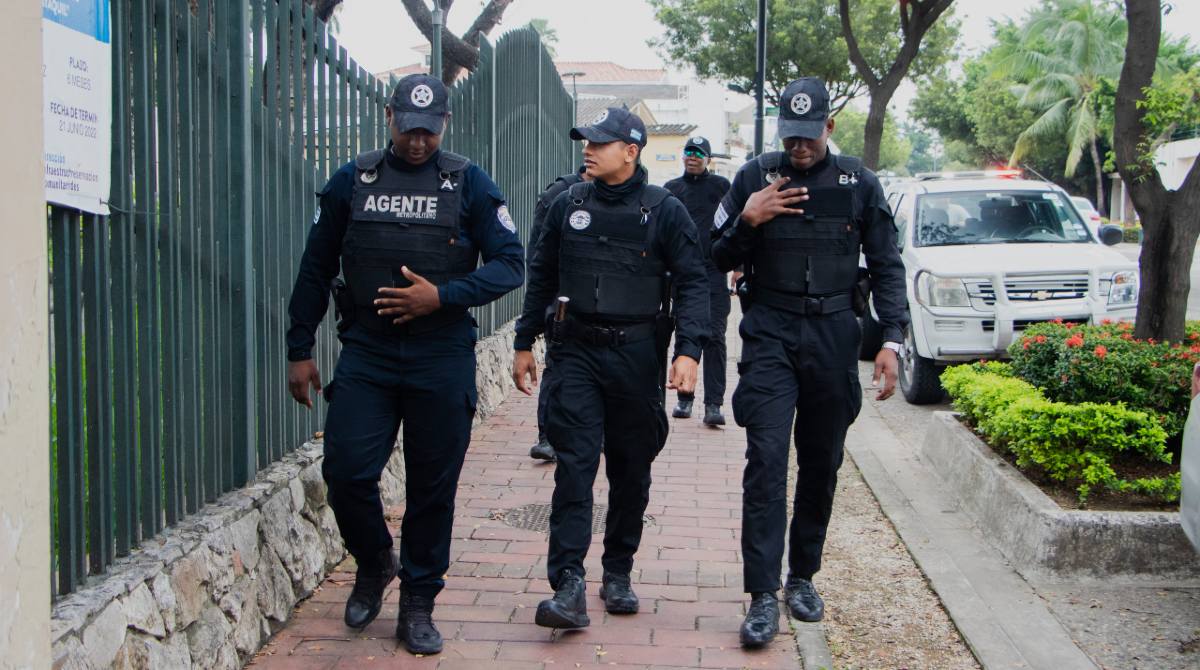 Agentes metropolitanos recorren las calles de Los Ceibos para prevenir actos delictivos. Foto: Municipio de Guayaquil