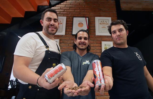 El socio fundador de cervecería Punto Medio, Alejandro Rivera (i), el cofundador de Griyum, Alejandro Bruna (c), y el CEO de Santena, Patricio Gutiérrez (d) muestran la cerveza de insectos. Foto: EFE