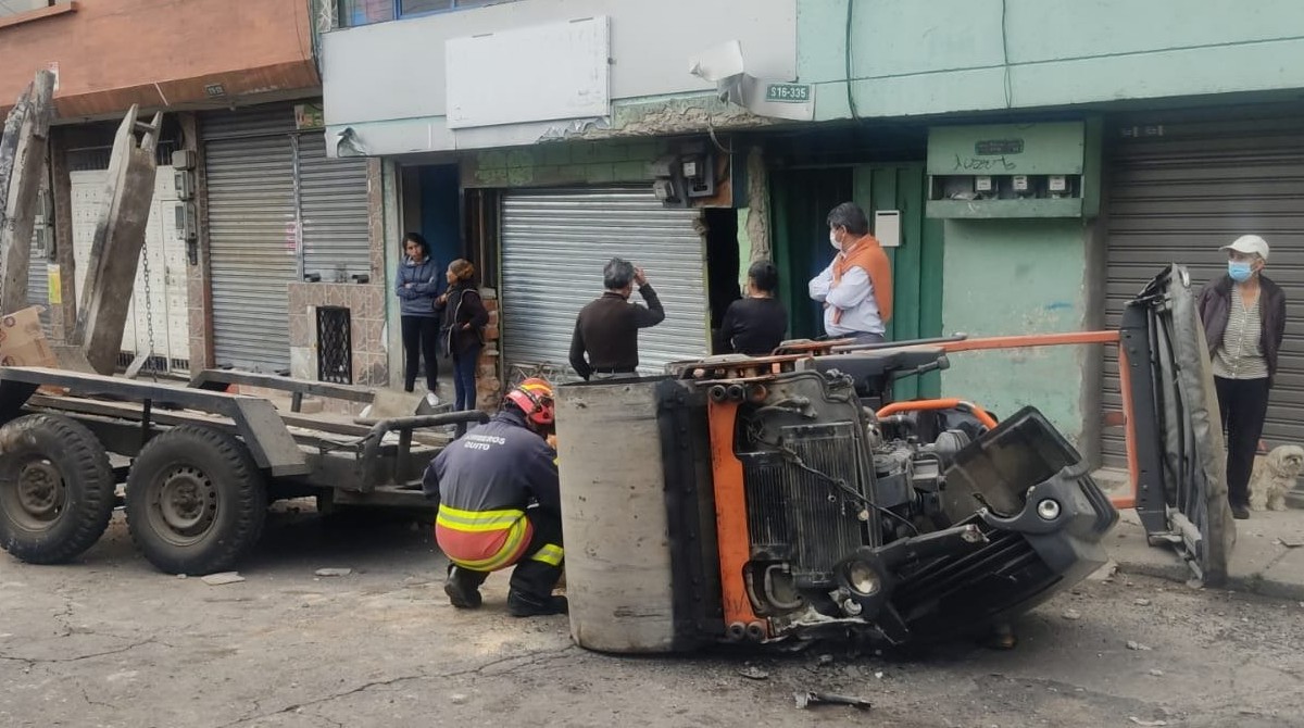 Un vehículo compactador de asfalto se chocó contra una casa en Quito, este 16 de junio de 2023. Foto: Twitter AMT