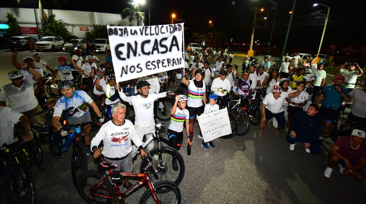 Con pancartas y velas, docenas de ciclistas exigieron justicia por la muerte de un abuelo y sus nietos. Foto: Enrique Pesantes / EL COMERCIO
