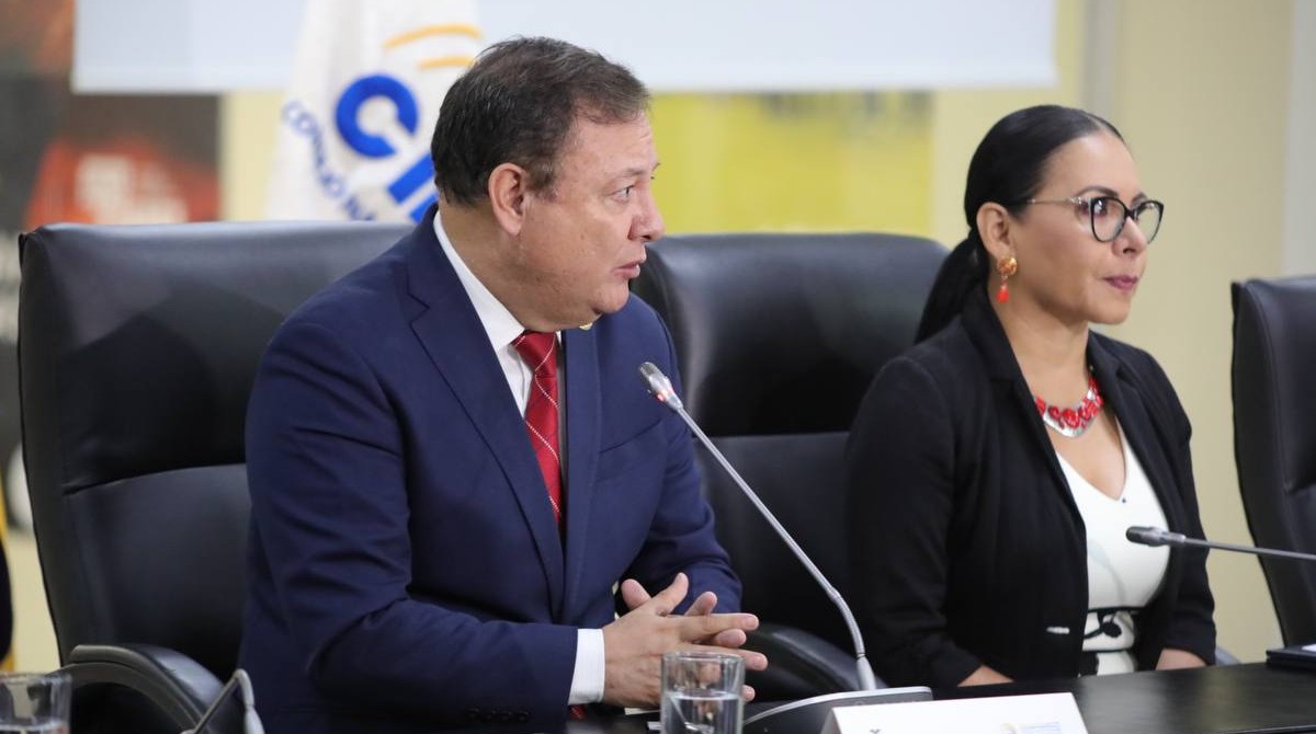 Juan Zapata, ministro del Interior, y la presidenta del CNE, Diana Atamaint, firmaron un acuerdo para la seguridad de los candidatos este 28 de junio del 2023. Foto: CNE