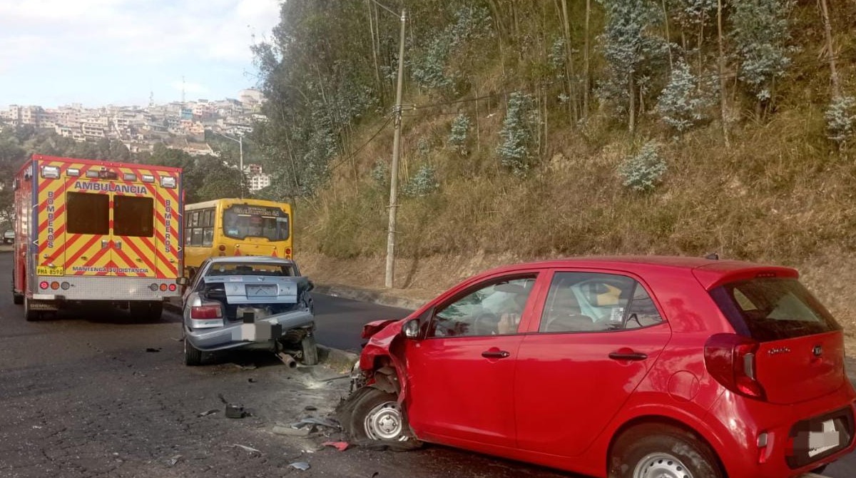 La colisión de los autos boqueó el paso en la av. Mariscal Sucre hacia los túneles de San Juan, en sentido norte- sur. Foto: Twitter Bomberos Quito