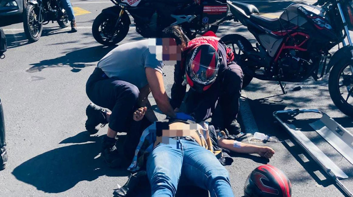 Dos personas resultaron afectadas en una colisión de dos motos en La Y, norte de Quito. Foto: Twitter AMT