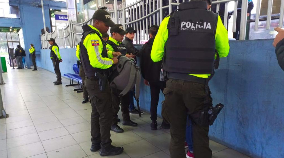 El sistema municipal cuenta con 49 paradas en el Trolebús, 36 en la Ecovía, ocho estaciones y dos terminales. En esos lugares se realizan controles de armas blancas. Foto: Cortesía Empresa de Pasajeros Quito