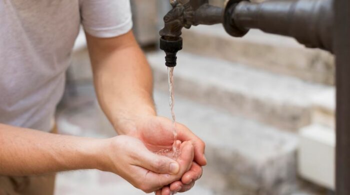 En Quito, con la llegada del verano 2023, el consumo de agua potable se ha incrementado hasta los 250 litros por cada habitante. Foto: Freepik
