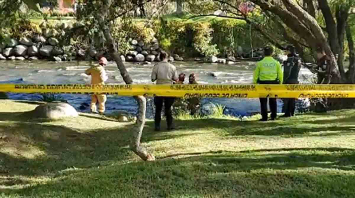 El cuerpo sin vida de un hombre fue recuperado del río Tomebamba, en Cuenca. Foto: Captura de pantalla