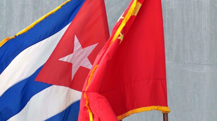 Imagen referencial de las banderas de China y Cuba. Foto: EFE