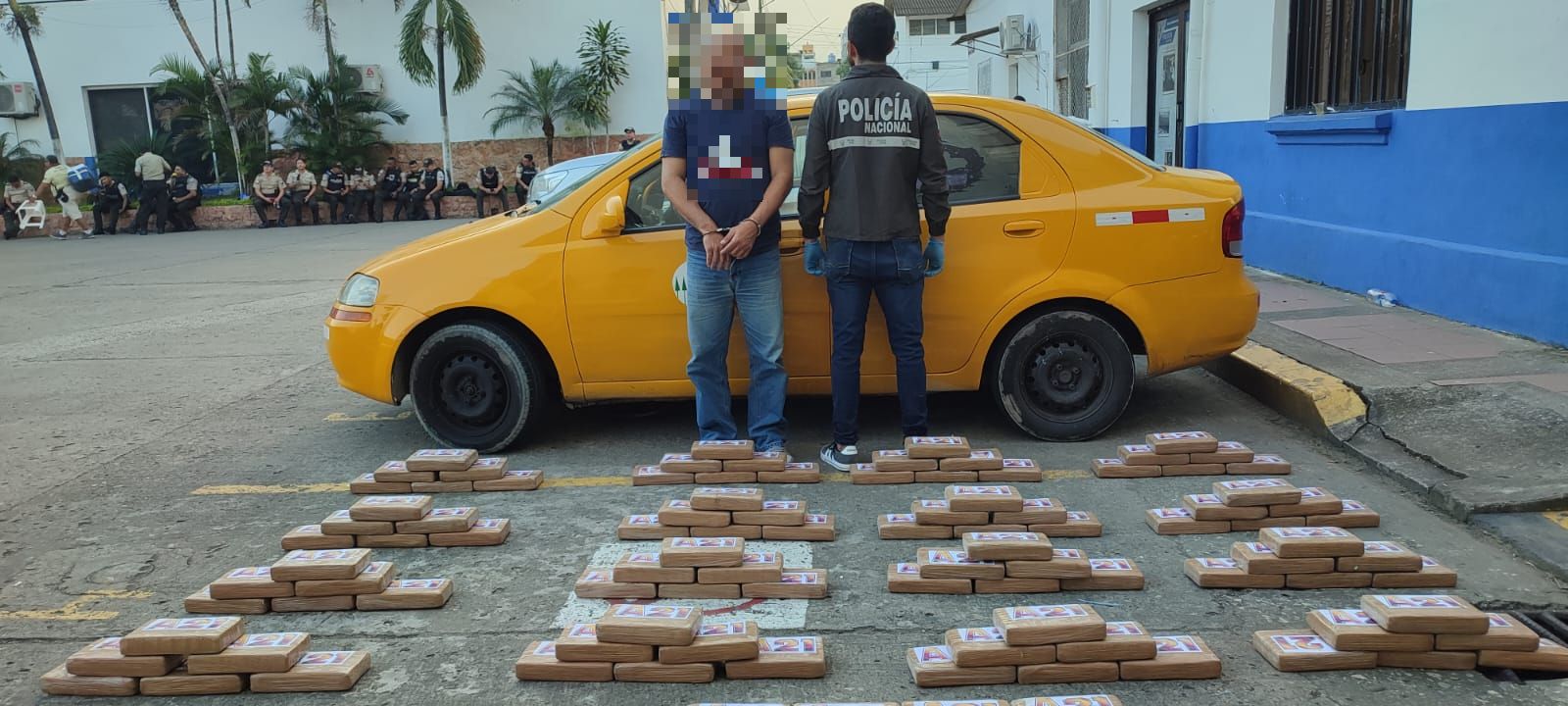 En el taxi fueron hallados 100 paquetes que contenían droga. Foto: Policía Nacional