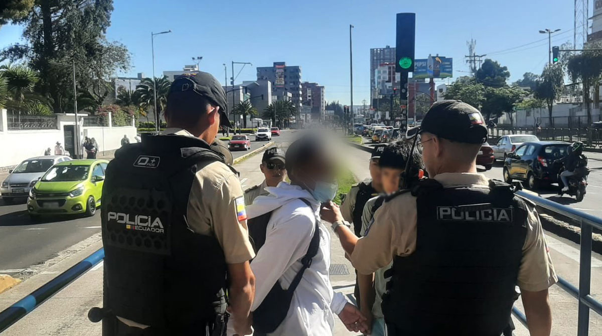 El sospechoso del crimen fue detenido en la parada de la Ecovía, en el norte de Quito. Foto: Twitter Empresa de Pasajeros