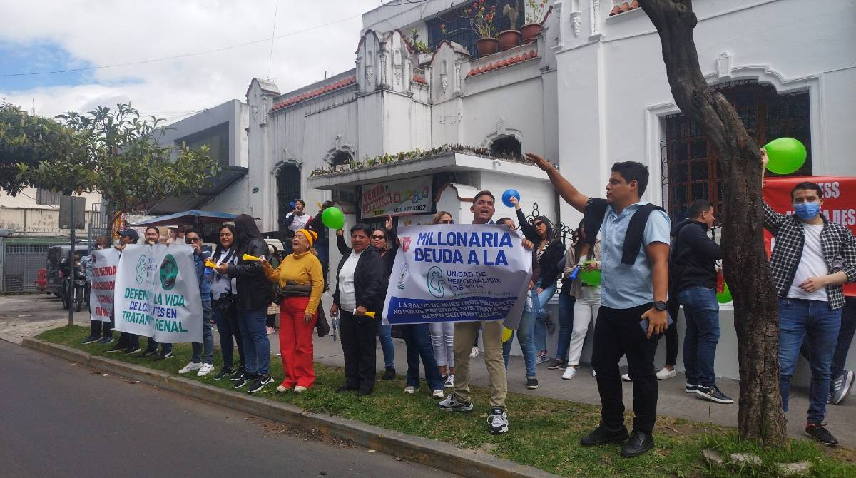 Representantes de las clínicas de diálisis y pacientes renales proestaron en Quito. Foto:. Asociálisisec