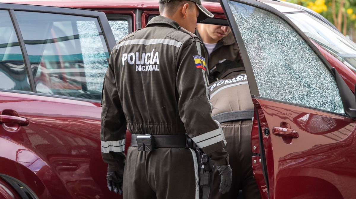 Agentes de la Policía investigan el ataque con disparos a una persona en su auto en la avenida Amazonas y Gerónimo Carrión, en Quito. Foto: EL COMERCIO