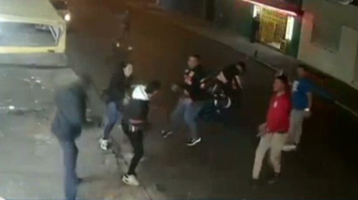 La pelea inició cuando un hombre miccionó a las afueras de un local comercial. Foto: Captura de video