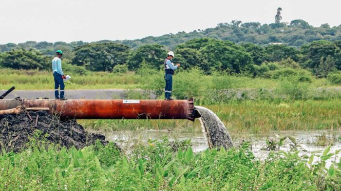  El material retirado se transportó en una tubería para ser depositado en Peñón del Río. Foto: Prefectura del Guayas