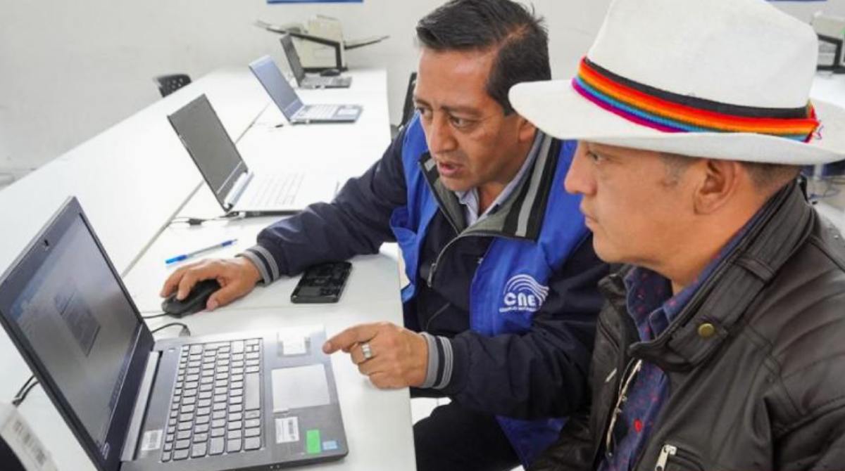 Los ecuatorianos en el exterior tendrán el voto telemático como única opción de sugrafio. Foto: CNE