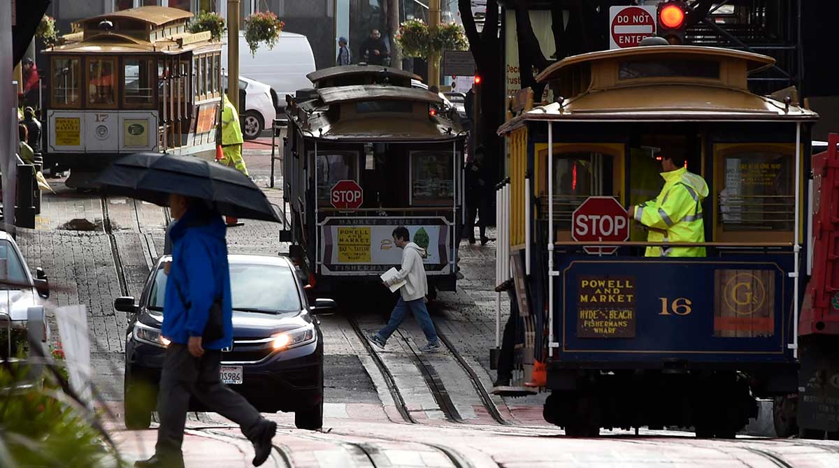 Peatones vistos bajo la lluvia en Union Square, San Francisco (Estados Unidos), en una fotografía de archivo. Foto: EFE