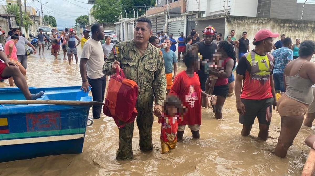 La ayuda para los damnificados ha llegado por parte de diferentes organismos. Foto: Armada del Ecuador