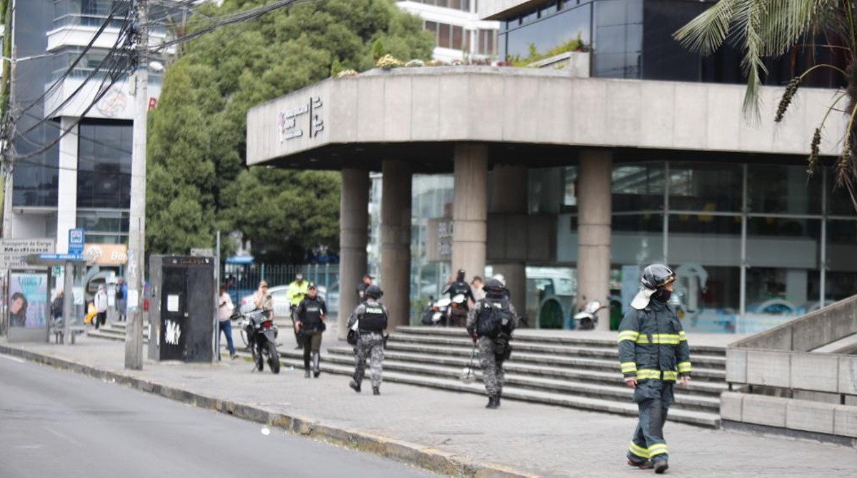 Policías inspeccionaron el edificio del Ministerio de Educación para revisar supuestos aparatos sospechosos. Foto: EL COMERCIO