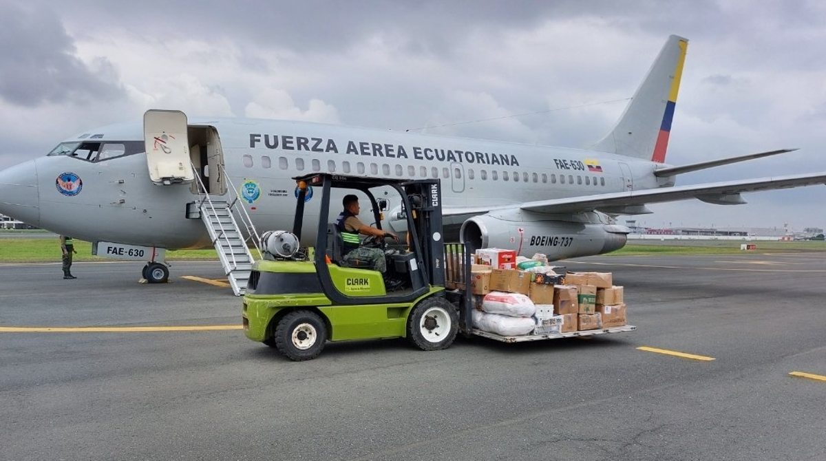 Un avión Boeing partió desde Guayaquil llevando víveres hacia Galápagos. Foto: FAE