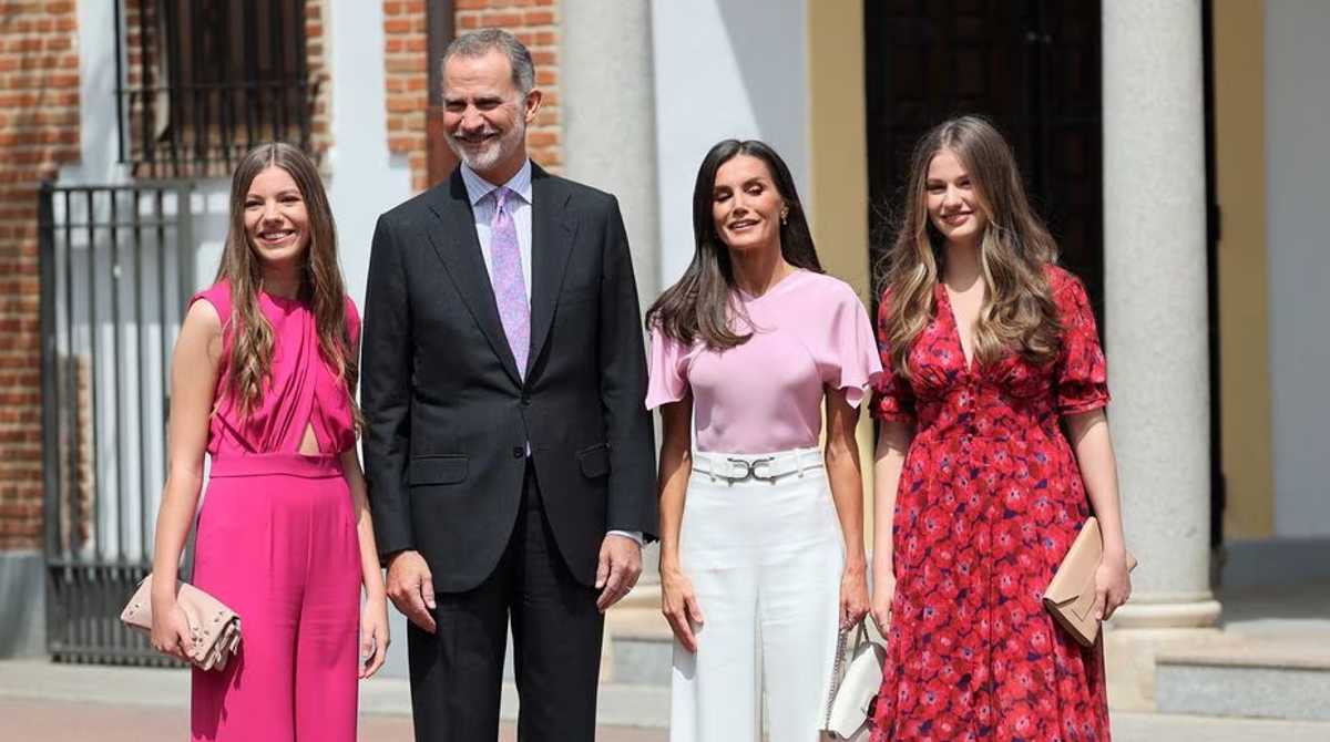 La familia real de España posa frente a las cámaras durante la confirmación de la princesa Sofía en mayo pasado. Foto: Cortesía Instagram Royalstylewatch