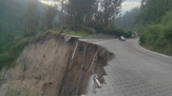 Un derrumbe causó daños en la avenida de los Conquistadores, sector Guapulo (Quito). Foto Cortesía