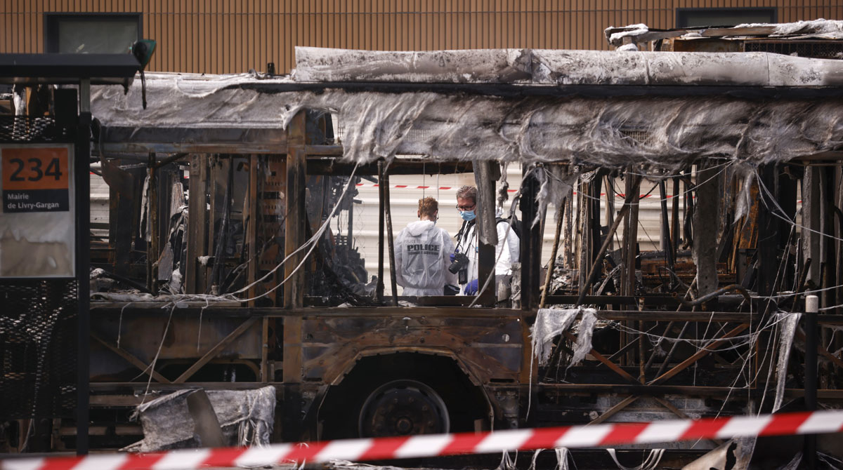 Distintos vehículos han sido incendiados durante las manifestaciones en Francia, desatadas por la muerte de un adolescente a manos de la Policía. Foto: EFE