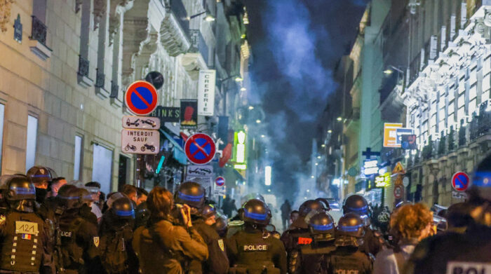 Los disturbios entre la Policía y manifestantes cumplieron su quinta noche en Francia, luego de la muerte de un adolescente a manos de un agente policial. Foto: EFE