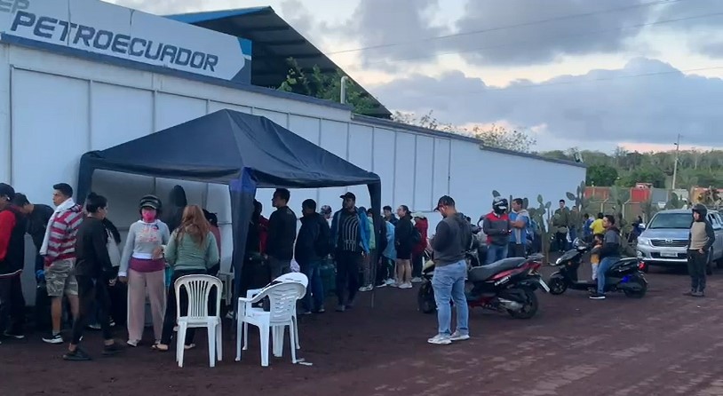 Decenas de personas hacer fila por más de 24 horas para adquirir una bobona de gas en la isla de Santa Cruz, en Galápagos. La crisis de desabastecimiento lleva más tres meses. Foto: Cortesía