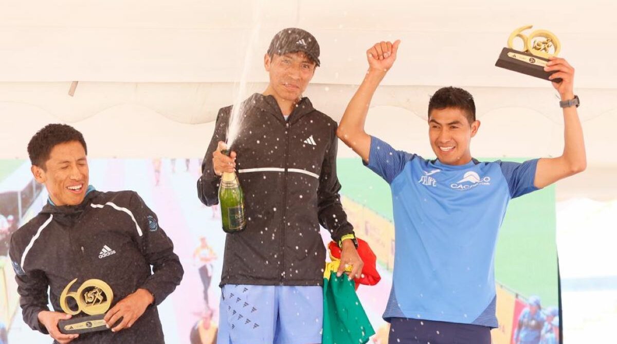 Héctor Garibay (centro), de Bolivia, ganó la carrera 15K Quito Últimas Noticias. Segundo Jami (der.) quedó segundo y René Champi fue tercero. Foto: Diego Pallero / El Comercio