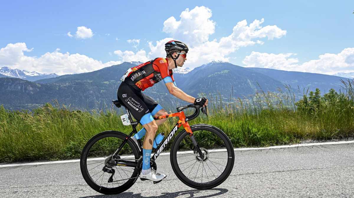 Gino Mäder falleció tras una caída en el Tour de Suiza. Foto: @BHRVictorious