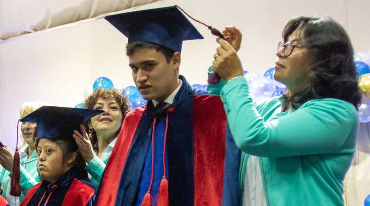 Este martes, varios estudiantes con discapacidades se graduaron de bachilleres. Foto: Carlos Noriega / EL COMERCIO