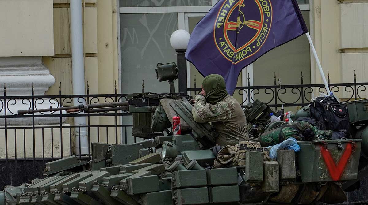 Un combatiente del grupo de mercenarios Wagner en un carro de combate que bloquea una calle en la localidad rusa de Rostov. Foto: EFE
