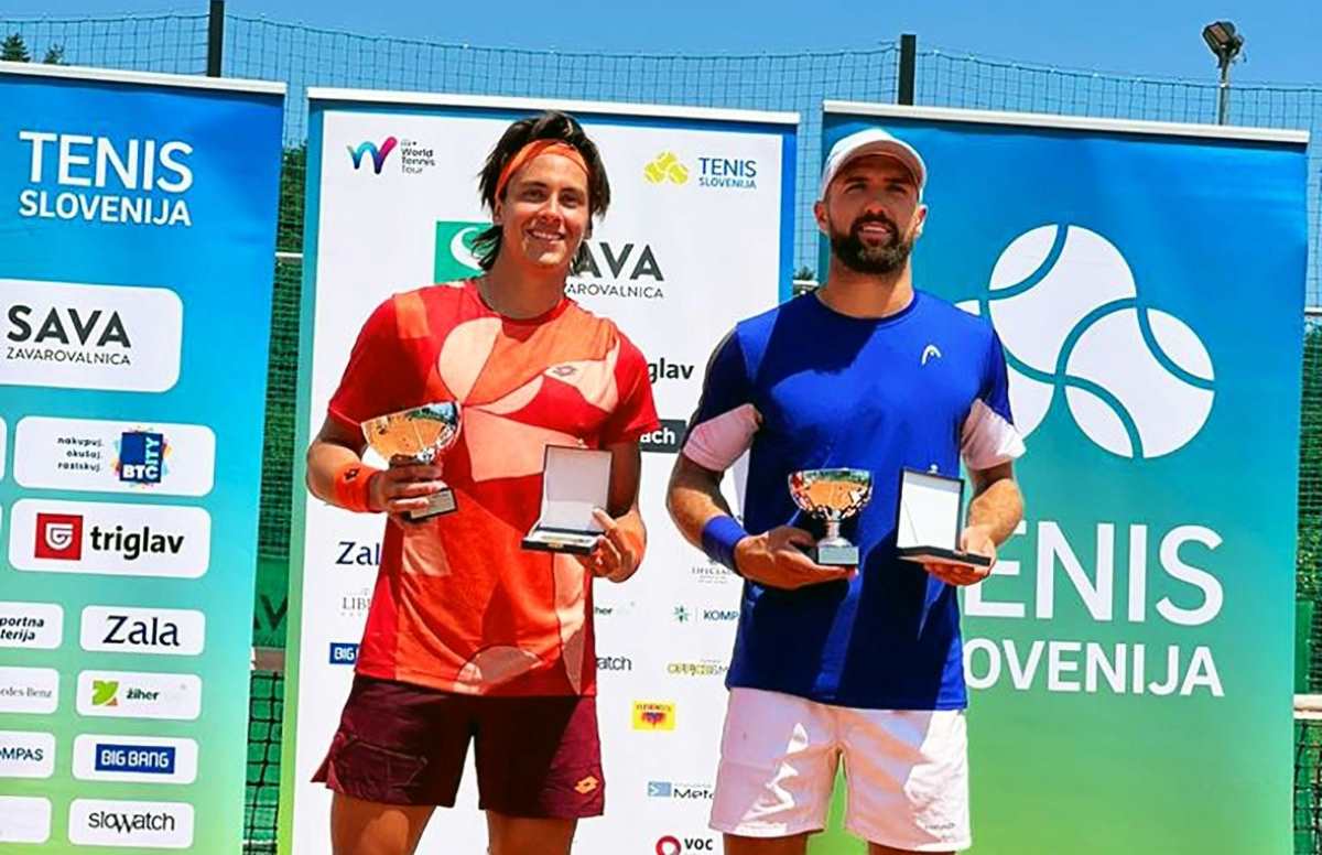 Álvaro Guillén (izq.) logró su primer título profesional, al proclamarse campeón en el ITF M15 Store (Eslovenia). Foto: FET