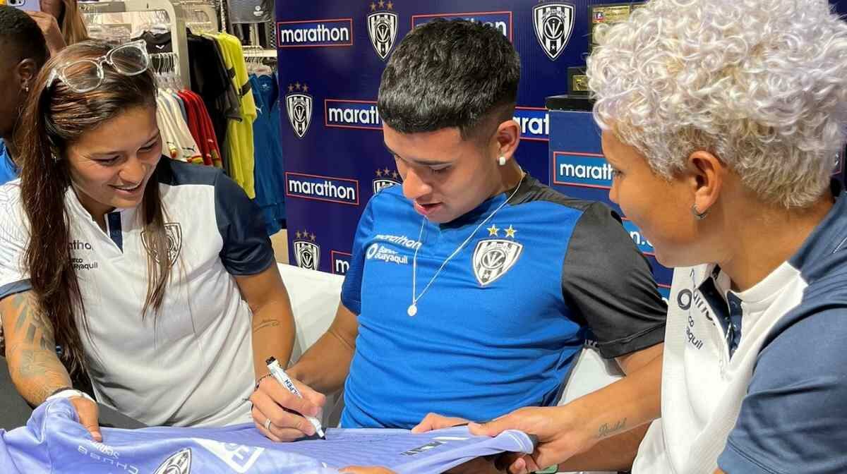 Kendry Páez, jugador del Independiente del Valle, firma una camiseta. Foto: @IDV_EC