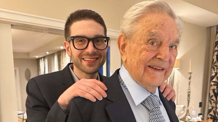 Alexander Soros (i), de 37 años, y su padre George, quien lo dejó a cargo del emporio económico familiar. Foto: Instagram