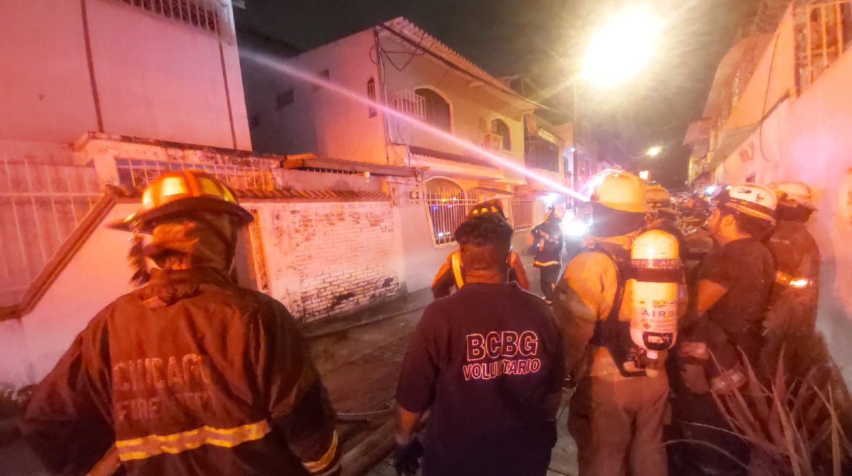 Elementos del Cuerpo de Bomberos de Guayaquil controlaron el fuego en la casa. Foto: Juan C. Holguín / EL COMERCIO