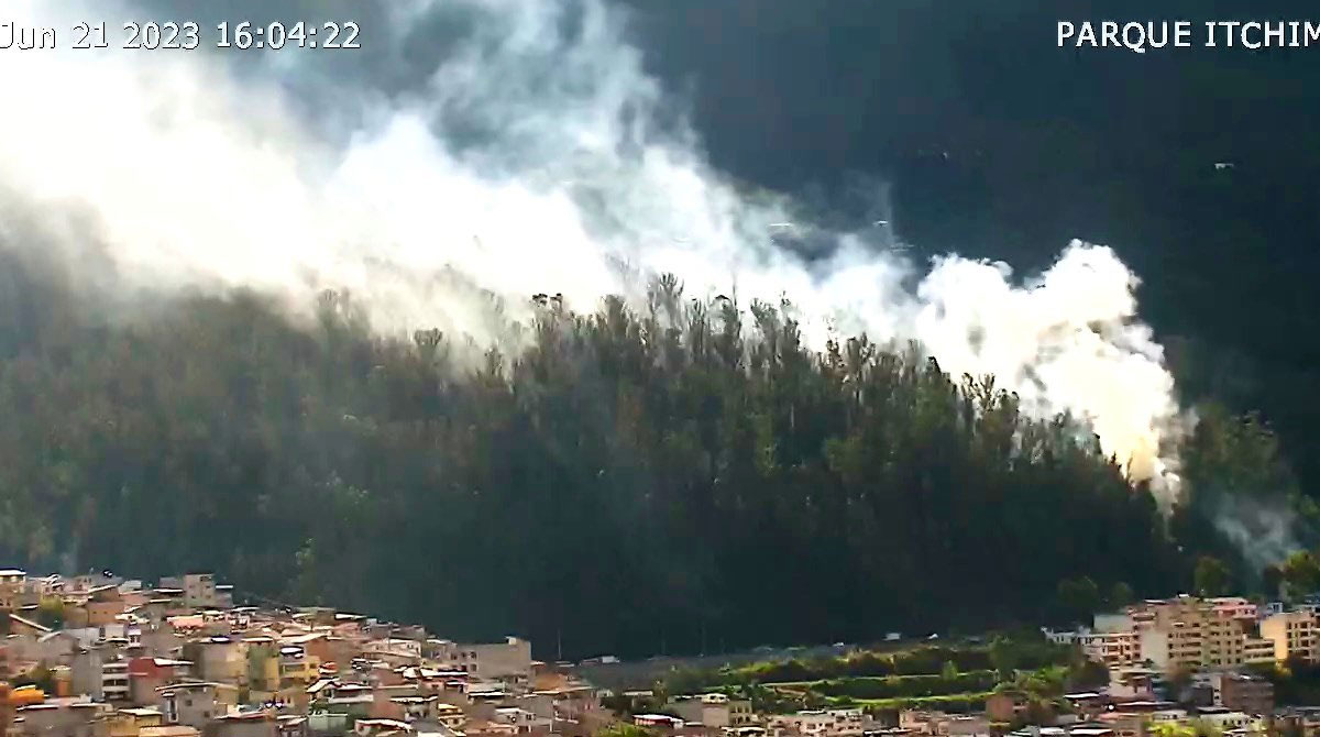 El incendio forestal en el sector de Miraflores afectó el tránsito en la avenida Mariscal Sucre, en sentido norte- sur. Foto: ECU 911