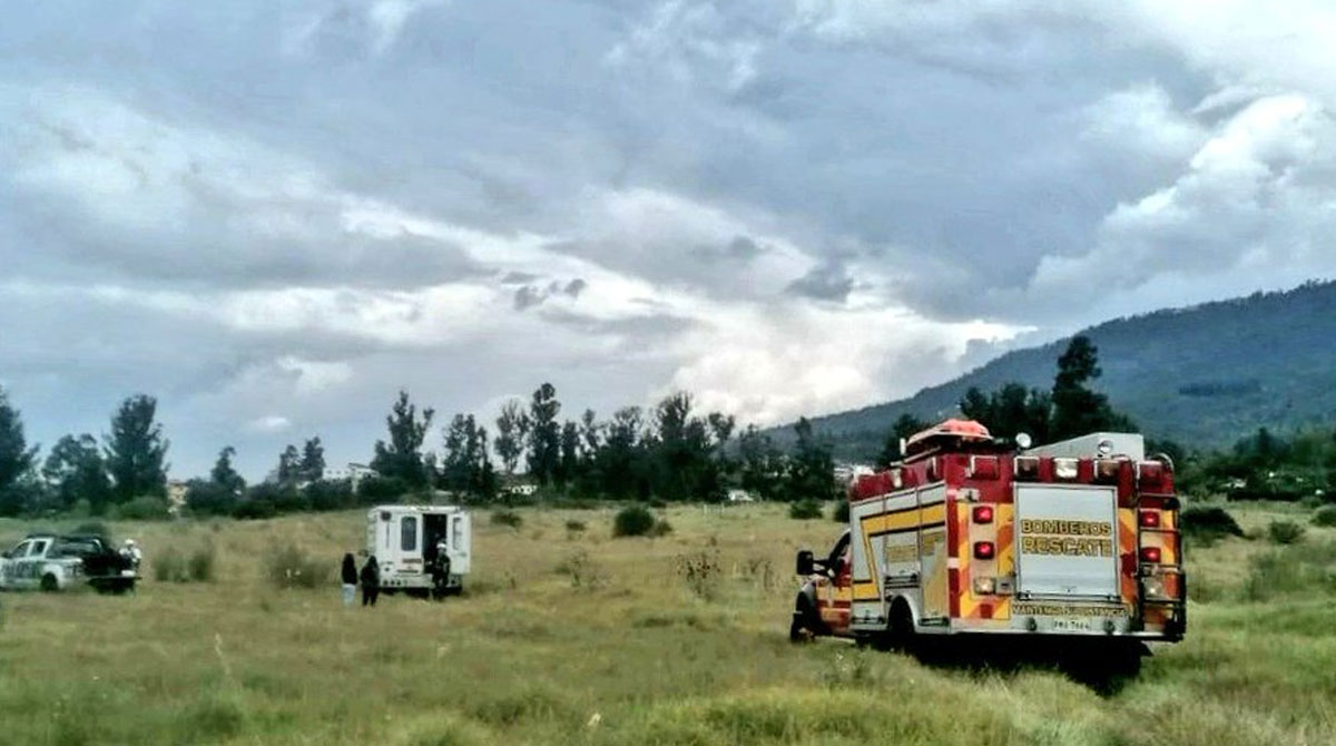 Dos personas fueron atendidas por los Bomberos, después de que sufrieran un incidente cuando practicaban parapente en Lumbisí. Foto: Twitter Bomberos Quito