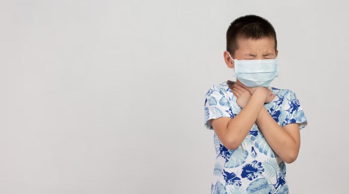 Imagen referencial. El encierro de pandemia y el distanciamiento social fueron claves en el aumento de las infecciones respiratorias en los niños. Foto: Freepik