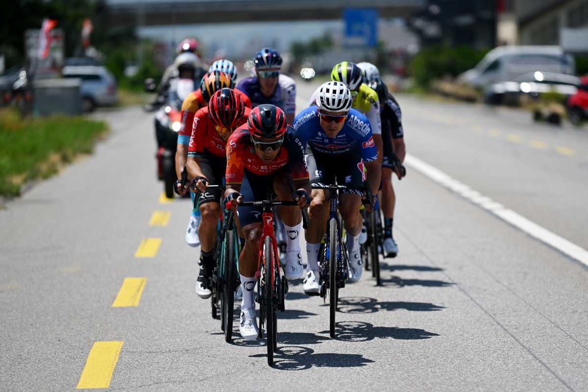 Jhonatan Narváez en la punta del pelotón en la etapa 4 del Tour de Suiza. Foto: @INEOSGrenadiers