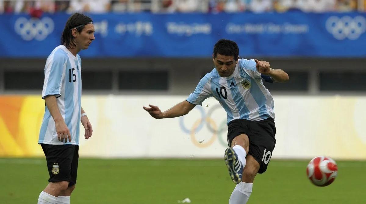 Un joven Lionel Messi junto a un consolidado Román Riquelme. Foto: Agencia EFE