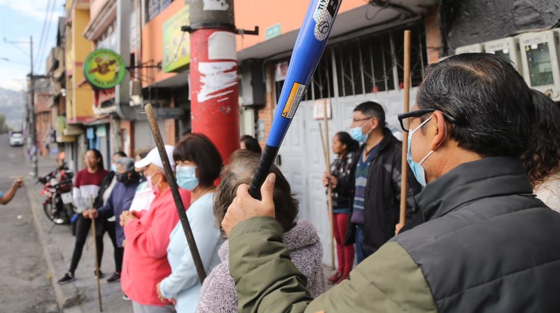 Habitantes del barrio Solanda, se unen por la inseguridad. Fotos: Julio Estrella/EL COMERCIO