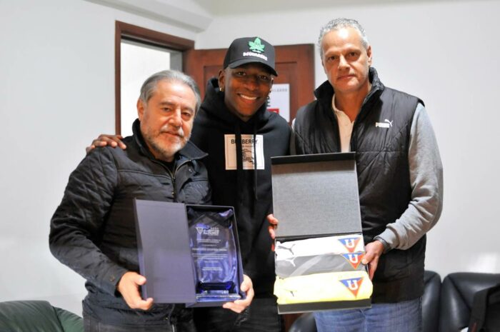 Pervis Estupiñán recibió un pequeño homenaje por parte de directivos de Liga de Quito. Foto: @LDU_Oficial