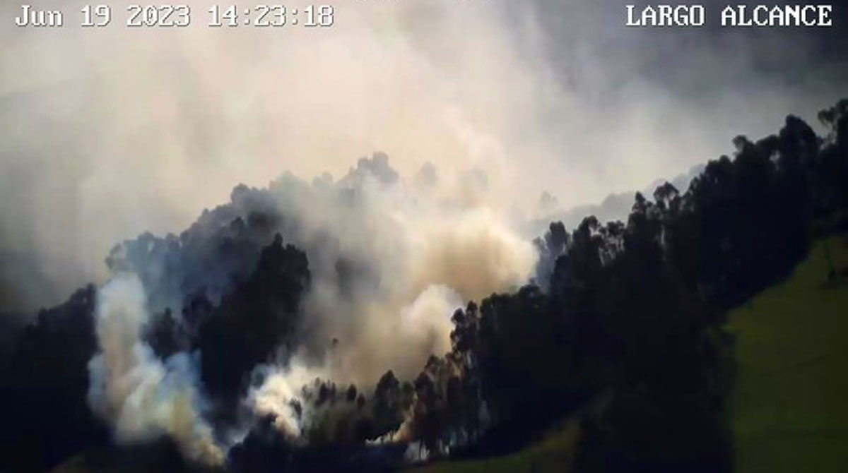 El incendio forestal en la Cima de La Libertad provocó que los Bomberos realicen un sobrevuelo en esa zona del suroccidente de Quito. Foto: Twitter Bomberos Quito