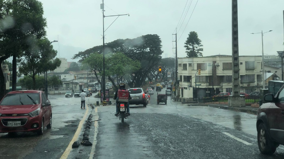 Una lluvia, entre moderada y de intensidad media, se registró el martes en diversos sectores de Guayaquil y las poblaciones que le rodean. Foto Enrique Pesantes