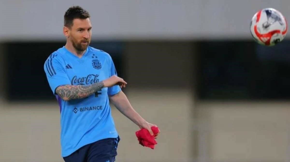Lionel Messi en una práctica con la selección de Argentina. En el Inter Miami lo esperan para julio. Foto: @Argentina
