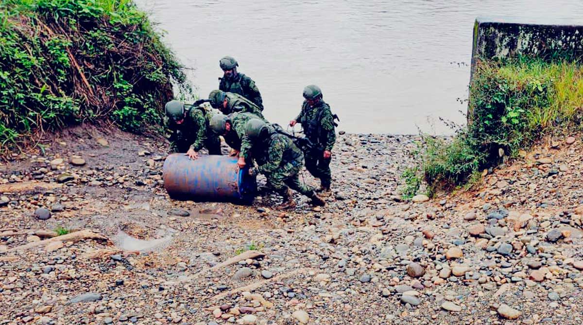 Militares durante operaciones en contra del tráfico ilegal de combustible en Zamora Chinchipe. Foto: Fuerzas Armadas