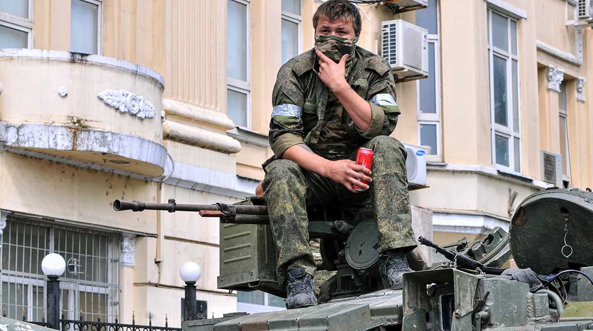 Miembro del amotinado grupo de mercenarios rusos Wagner encima de un blindado tras tomar el control de la ciudad de Rostov, en el sur de Rusia. Foto: EFE