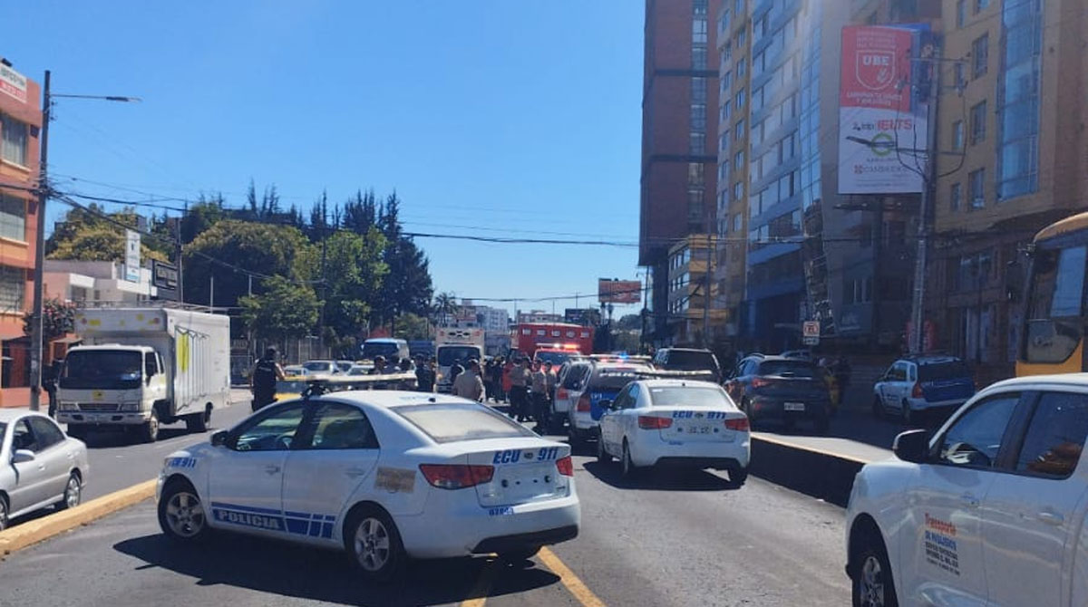 Agentes de la Policía Nacional ingresaron a la unidad de la Ecovía donde un agresor mató a un pasajero, cuando se movilizaba al norte de Quito. Foto: Twitter AMT Quito